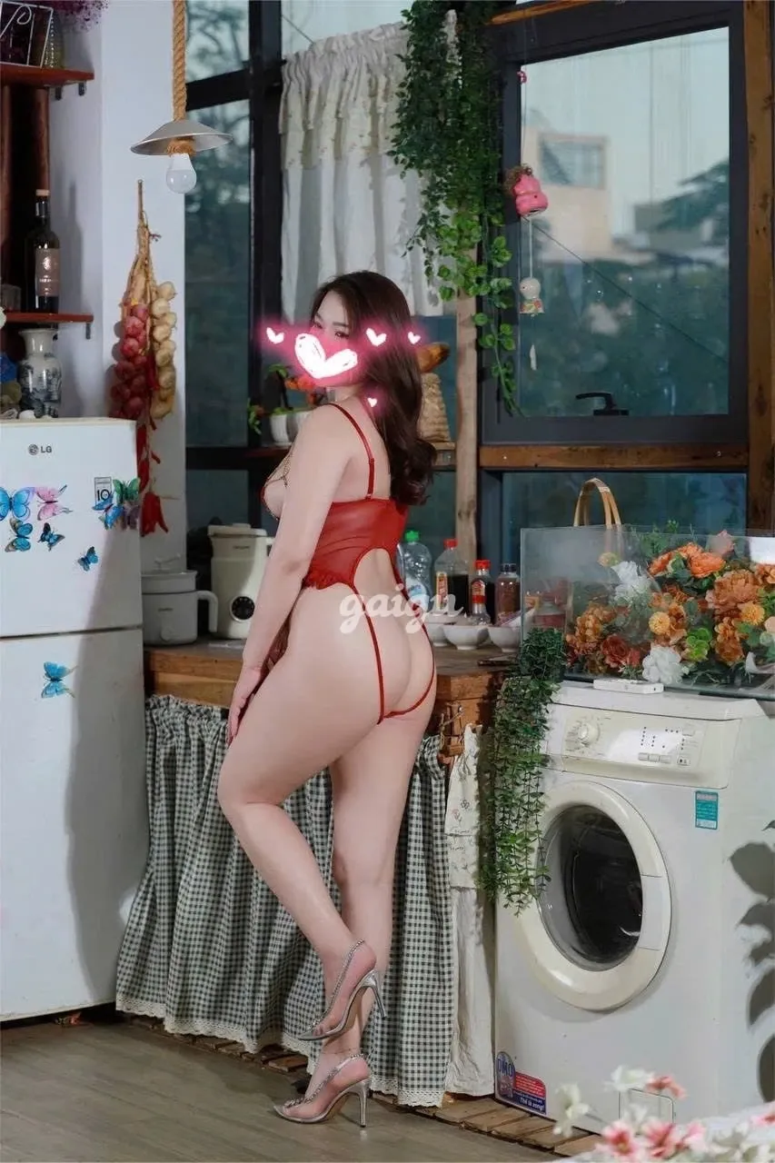 YẾN TRANG-NỮ THẦN FACE CỰC XINH-MÔNG BÍM CĂNG MỌNG