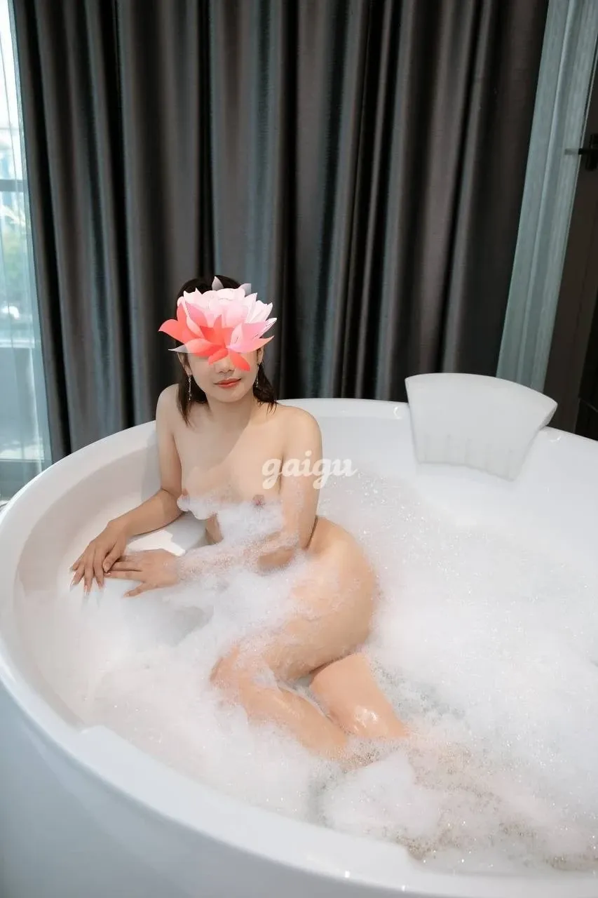 BÉ THÚY XINH XÂN VÚ ĐẸP BODY NUỘT NÀ HÀNG MỚI VỪA ĐI LÀM - Gái gọi 777